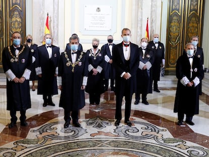 El rey Felipe VI y el presidente del Consejo General del Poder Judicial (CGPJ), Carlos Lesmes posan antes de inaugurar el año judicial en una ceremonia celebrada  el pasado diciembre en el Salón de Plenos del Tribunal Supremo, en Madrid.