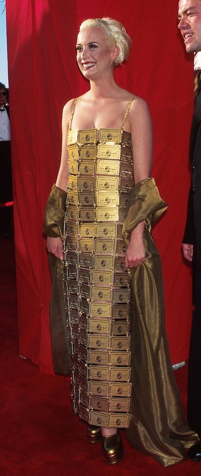 En 1995 la diseñadora australiana Lizzy Gardiner acaparó todas las miradas sobre la alfombra roja, y no por su atinado atuendo. El vestido realizado con tarjetas American Express es catalogado como uno de los más feos de la historia.