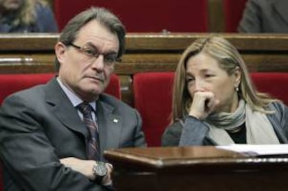 El president de la Generalitat, Artur Mas (i), y la vicepresidenta del Gobierno, Joana Ortega (d), conversan durante el Pleno del Parlament celebrado ayer.