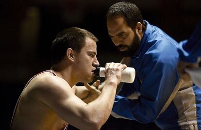 El actor, en un fotograma de su nueva película, 'Foxcatcher' (2014). En ella interpreta a Mark Schultz, atleta olímpico de lucha.