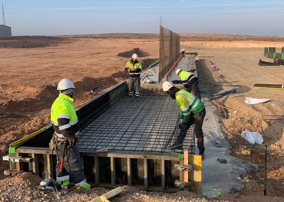 Cuatro trabajadores de la construcción participan en las obras de las plantas de transferencia de residuos de Zaragoza.