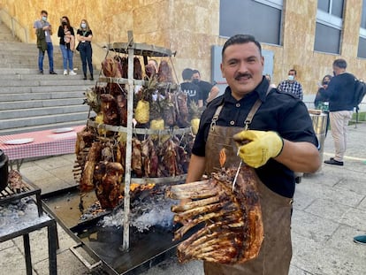 Javier Brichetto con un costillar de ibérico. J.C. CAPEL