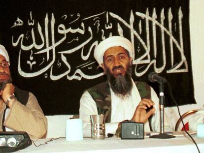 Ayman al-Zawahri, a la izquierda, junto al fallecido l&iacute;der de Al Qaeda Osama bin Laden, en 1998.