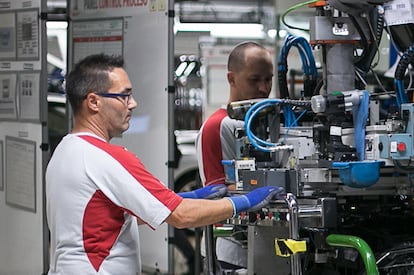 Cadena de montaje de los frontales del modelo Seat León en la planta de Martorell (Barcelona).