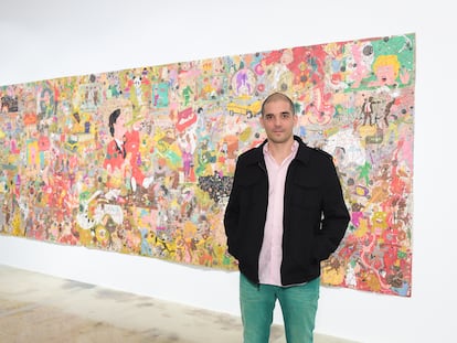 Camilo Restrepo junto a su obra 'Bowling For Medellín' en 2015.