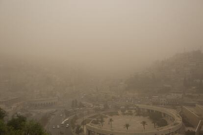 La tormenta ha envuelto el centro de Amman (Jordania) dejando imágenes como ésta, en la que la visibilidad es reducida.