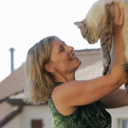 Un momento del reportaje de 2017 con Véronique jugando con su gato.