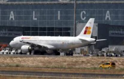 Un Airbus A-320 de Iberia Express rueda ante el edificio terminal del aeropuerto de Alicante. EFE/Archivo