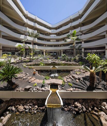 Patio del hotel Meliá Paradisus, un edificio proyectado en los setenta por César Manrique y Fernando Higueras como el Hotel Salinas.