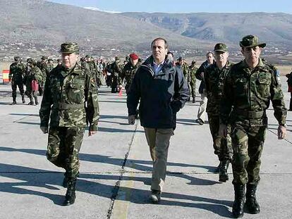 El ministro de Defensa, José Antonio Alonso, ayer a su llegada al aeropuerto de Mostar (Bosnia).