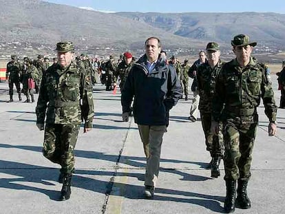 El ministro de Defensa, José Antonio Alonso, ayer a su llegada al aeropuerto de Mostar (Bosnia).