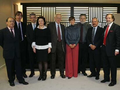 Reunión del jurado de los Premios Ortega y Gasset de Periodismo. De izquierda a derecha, Jesús Ceberio, Rafael Argullol, Javier Moreno, Clara Sánchez, Alain Touraine, Aitana Sánchez Gijón, Joaquín Estefanía, Darío Arizmendi y Juan Luis Cebrián.