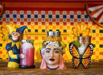 Los cócteles servidos en vasos con forma de mariposas y monos de circo de Boom Boom Ciao, en una foto cedida por el local.