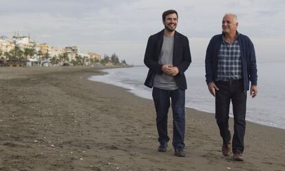 Alberto Garzón, con su padre, en Rincón de la Victoria (Málaga).