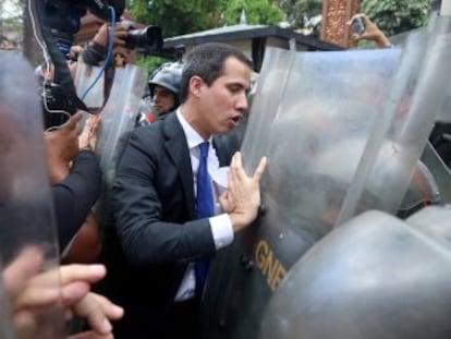 La policía trató de impedir el acceso al presidente de la Asamblea Nacional al Parlamento mientras Luis Parra iniciaba una sesión con el apoyo del chavismo