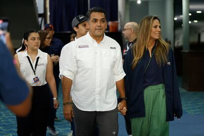 El candidato a la presidencia de Panamá Ricardo Lombana llega a votar acompañado por su esposa Aileen Adames este domingo, en el Centro de Convenciones Atlapa en Ciudad de Panamá (Panamá). 