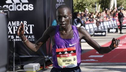 El keniano Amraham Kiptum estableció este domingo un nuevo récord del medio maratón de Madrid en el marco de la 39 edición del maratón con un tiempo de 01:01:52.