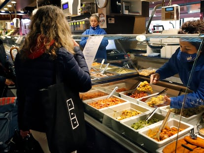 Una mujer compra en un establecimiento de comida preparada, en marzo pasado.