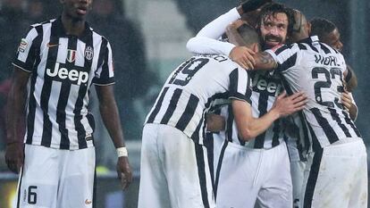 Els jugadors de la Juve feliciten a Pirlo.