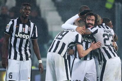 Els jugadors de la Juve feliciten a Pirlo.