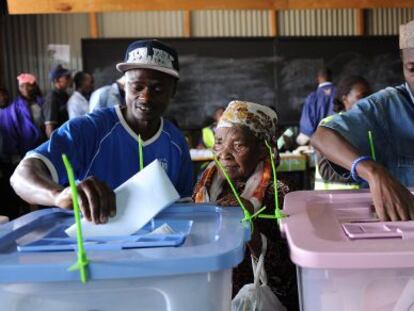 Ciudadanos kenianos votan en un barrio de Nairobi.