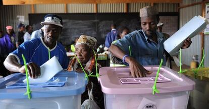 Ciudadanos kenianos votan en un barrio de Nairobi.