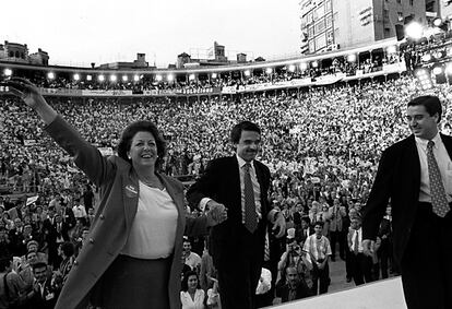 Mitin de José María Aznar en Valencia, acompañado por la alcaldesa Rita Barberá y el candidato a la autonomía Eduardo Zaplana, en 1995.