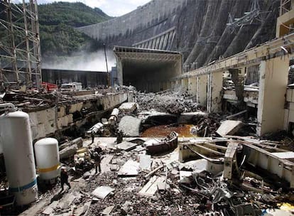 Daños en una sección de la planta hidroeléctrica de Sayano-Shúshenskaya.