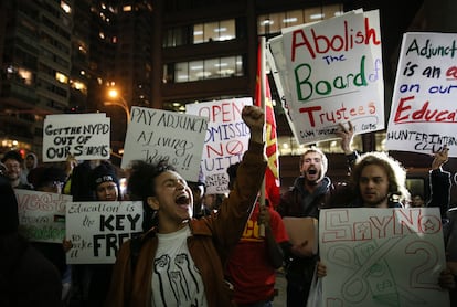 Estudiantes protestan en una sede de la universidad de Nueva York durante una manifestación por las elevadas deudas de los exalumnos, en noviembre de 2015.