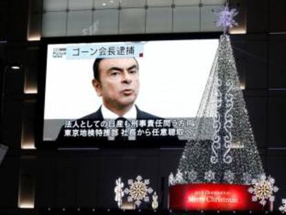 Un monitor emite una noticia sobre la detenci&oacute;n de Ghosn, en Tokio.