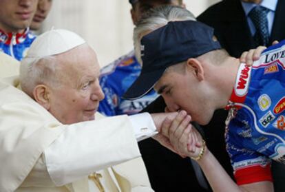 El ciclista español Jesús Manzano besa la mano del del Papa Juan Pablo II