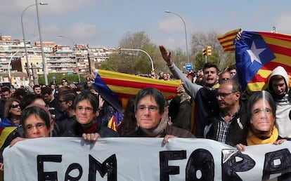 Manifestants amb màscares de Puigdemont a Barcelona.