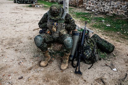 Un soldado ucraniano descansa poco antes de un ejercicio de entrenamiento en combate que le imparten instructores españoles en la Academia de Infantería de Toledo en el marco de la misión de ayuda a Ucrania EUMAM.