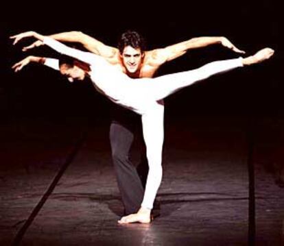 Pilar Nevado y Fernando Carrión, en un paso a dos de 'Siete danzas griegas'.