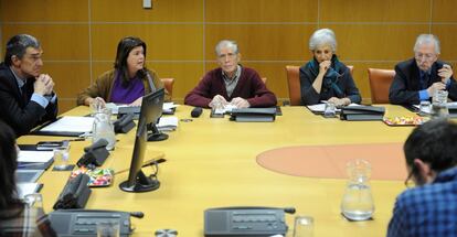 Desde la izquierda, Jonan Fernández, Maite Alonso y los tres autores de 'Herenegun', Mariano Ferrer, Mari Carmen Garmendia y Juan Pablo Fusi, este viernes en el Parlamento.