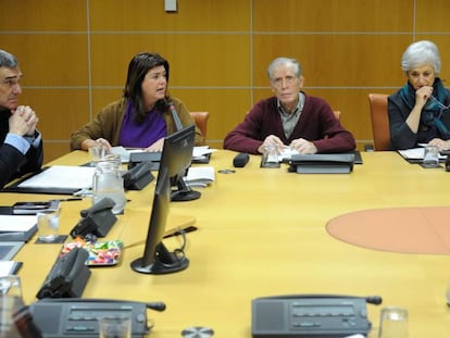 Desde la izquierda, Jonan Fernández, Maite Alonso y los tres autores de 'Herenegun', Mariano Ferrer, Mari Carmen Garmendia y Juan Pablo Fusi, este viernes en el Parlamento.