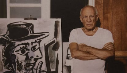 Picasso en su estudio de Mougins en 1964, con 83 años, delante de su obra 'El pintor'.