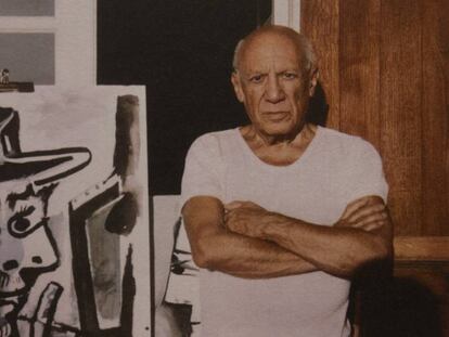 Picasso en su estudio de Mougins en 1964, con 83 años, delante de su obra 'El pintor'.