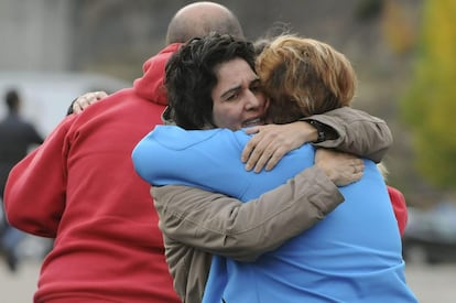 Varias mujeres lloran en las inmediaciones del Pozo Emilio del Valle de Llombera de Gordón (León).