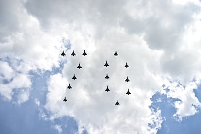 Quince aviones de la Royal Air Force han sobrevolado el Palacio de Buckingham, formando el número 70 en el cielo londinense; los años que lleva Isabel II como monarca.