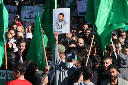 Un joven mostraba el viernes una foto del líder de los rebeldes hutíes en Yemen, Abdel Malik al Huthi, entre banderas de Hamás, durante la manifestación en apoyo a Gaza en Ramala.