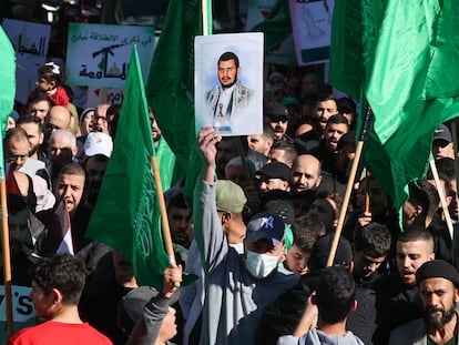 Un joven mostraba el viernes una foto del líder de los rebeldes hutíes en Yemen, Abdel Malik al Huthi, entre banderas de Hamás, durante la manifestación en apoyo a Gaza en Ramala.