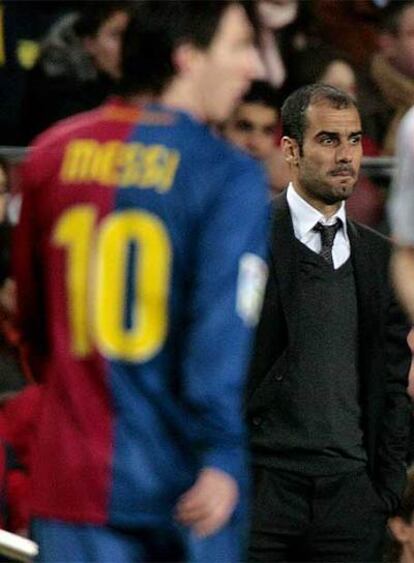 Messi y Guardiola, en segundo término, durante el partido contra el Valencia.