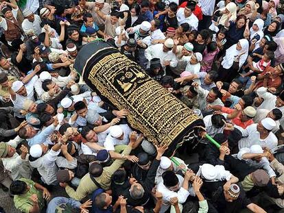 Funeral por Imam Samudra, uno de los tres ejecutados por el atentado de Bali, en Serang.
John Key.