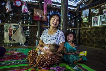 Mientras amamanta a su hijo Shwe Htoo, de nueve meses, Ma Shwe Moe se sienta en la casa de su familia con su sobrina Khaing Khaing Aye, de ocho años, en la aldea de Kaw Yin, en Myanmar.
<p>"Juntos, mediante compromiso, acción concertada y colaboración, podemos velar por que todas las madres tengan acceso a asesoramiento cualificado sobre lactancia materna y empoderarlas para que ofrezcan a sus hijos el mejor comienzo posible en la vida", termina el llamamiento de la OMS y Unicef en esta Semana Mundial de la Lactancia Materna 2020.</p>