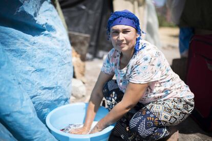 Virgul, inmigrante de Turquía, lava la ropa en un baño junto a su chabola, en el parque de la Virgen Blanca.