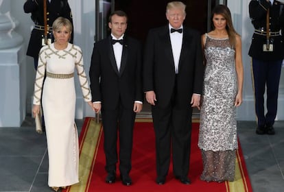 Los presidentes de Francia y Estados Unidos, con sus esposas, Brigitte Macron (con vestido blanco) y Melania Trump, antes de entrar en la cena de gala celebrada en la Casa Blanca el 24 de abril.