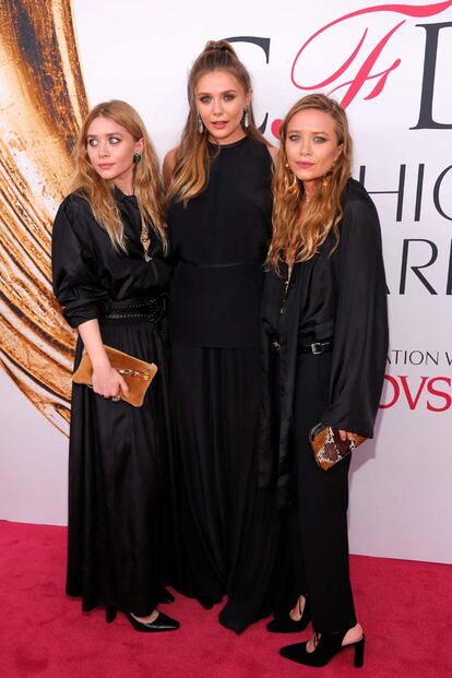 Aunque las hermanas Olsen no se llevaron el premio a mejor diseñador femenino por The Row (se lo arrebató Marc Jacobs), posaron en la alfombra roja junto a su hermana Elisabeth.