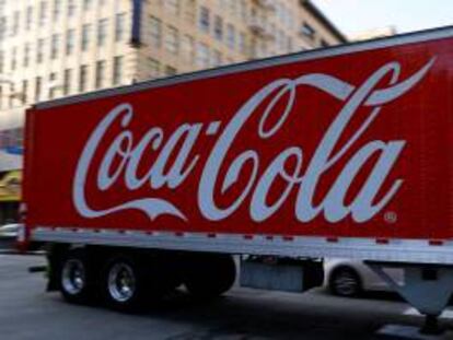 Un camión de transporte de Coca-Cola.