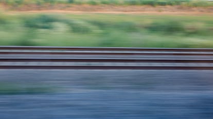 Vista de las vías del tren desde un vagón del AVE Sevilla-Madrid.